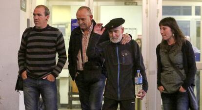 El preso etarra Iosu Uribetxebarria Bolinaga (con boina) abandona el Hospital Donostia en octubre de 2012.