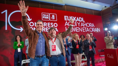 El secretario general del PSOE y presidente del gobierno, Pedro Sánchez, junto y Eneko Adueza, líder de los socialistas vascos, en una imagen de archivo.