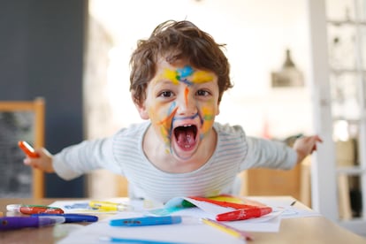 Se deben ofrecer materiales desestructurados y sencillos, que impliquen la participación del niño y supongan un reto para su imaginación.