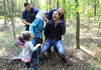 Policies hongaresos arresten una família siriana que mirava de creuar la frontera. Segons un informe de l'Agència de les Nacions Unides per als Refugiats (ACNUR), aquest any ja han arribat a Europa 323.000 immigrants de zones en conflicte.