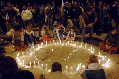 Varios manifestantes rodean un mapa de Hungría hecho con velas durante las protestas de ayer en Budapest.