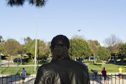 La mayoría de la sociedad española relaciona subconscientemente la migración con negativo.