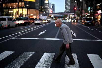 Un hombre cruza una calle en el distrito de Ginza de Tokio (Japón), el 11 de octubre de 2019.