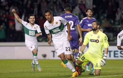 Jonathas celebra uno de sus dos goles ante Casilla. 