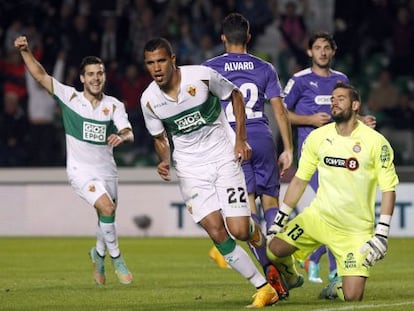 Jonathas celebra uno de sus dos goles ante Casilla. 