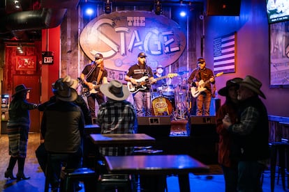 Una banda toca en directo en The Stage on Broadway, un 'honky tonk' en Broadway.