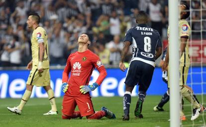 El portero Hugo González lamenta una jugada del Monterrey.