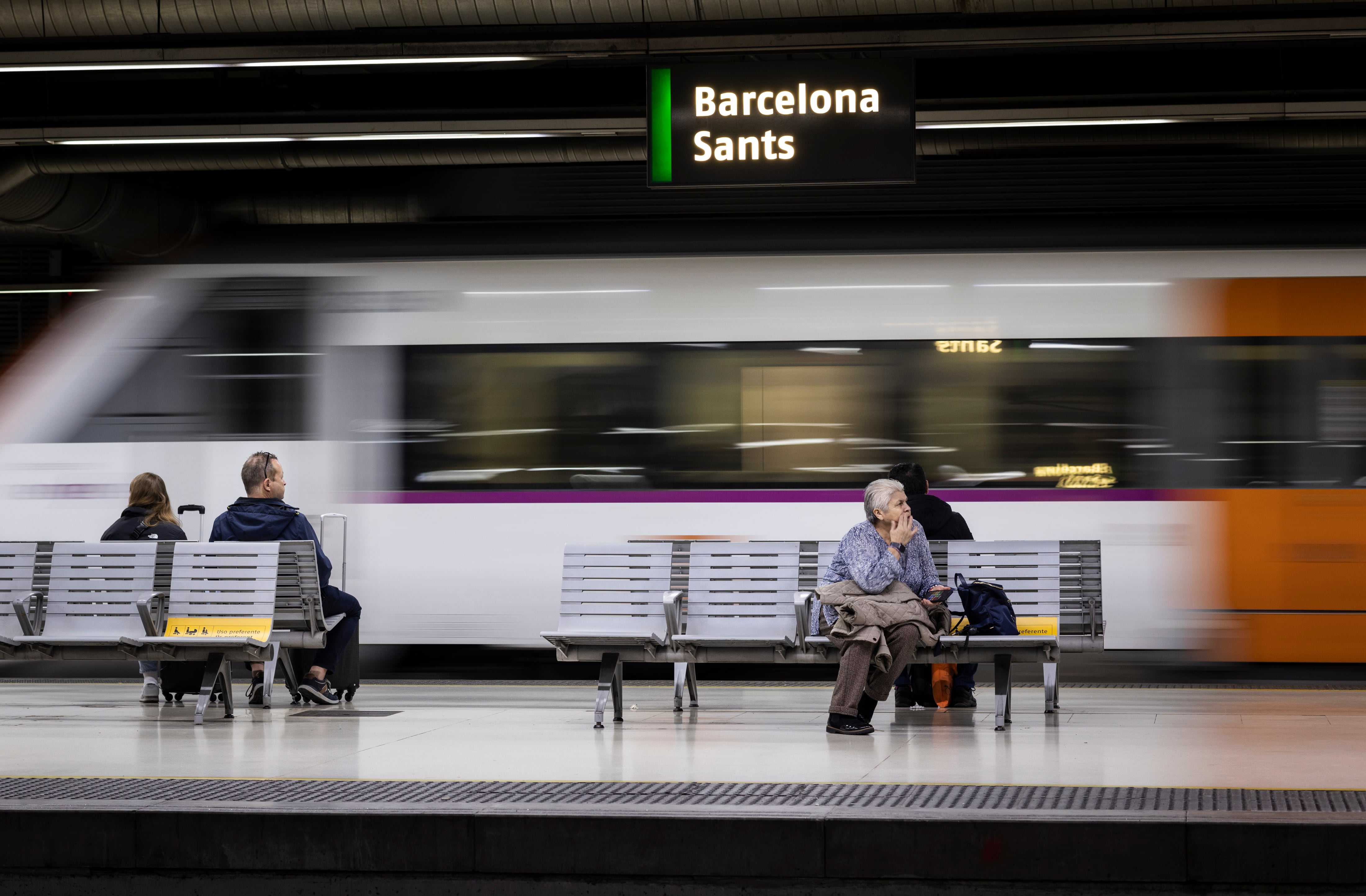 Pasajeros en la estación de Sants en Barcelona.