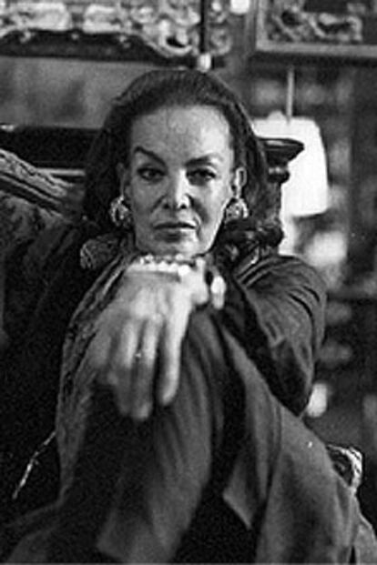 María Félix, en una imagen de 1994, sentada en su casa de París.
