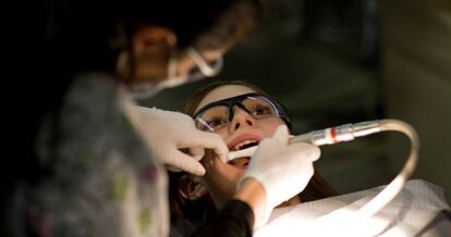 Mujer atendida por una dentista.