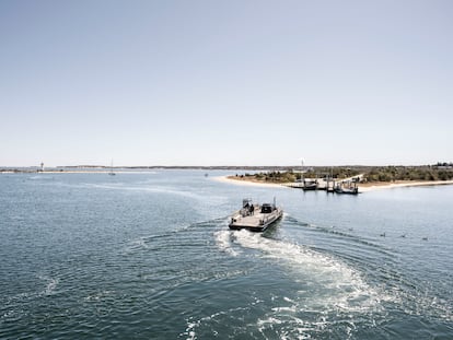 Disputa en el transbordador. Edgartown Harbor. Brody, el alcalde, el forense y el periodista mantienen una conversación en el transbordador, en la que nos damos cuenta de que el verdadero tiburón es… el alcalde.