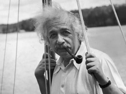 El físico Albert Einstein, a bordo de su barco en el lago Saranac (Estados Unidos)