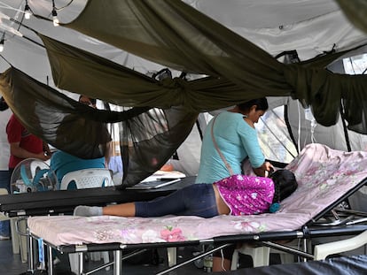 Pacientes con dengue se recuperan en el hospital móvil instalado en Santa Cruz el 9 de marzo de 2023