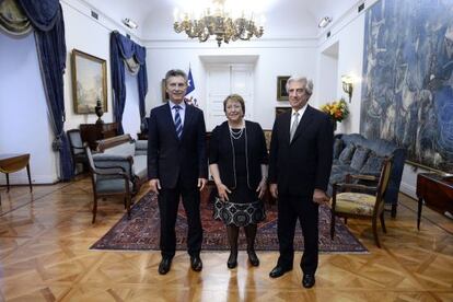 Macri, el pasado viernes, en Chile, junto con la presidenta de ese país, Michelle Bachelet, y su homólogo de Uruguay, Tabaré Vázquez.
