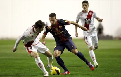 Jordi Alba trata de zafarse de Tito.