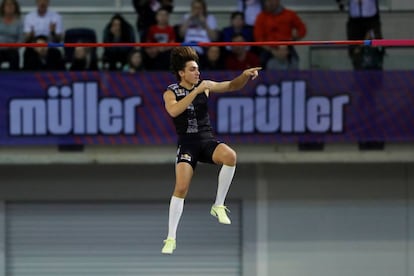 El atleta Armand Duplantis supera los 6,18 metros y bate el récord del mundo de salto con pértiga.