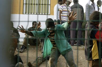 Uno de los inmigrantes que ha llegado al Centro de Estancia Temporal de Inmigrantes (CETI) de Melilla, tras saltar la valla fronteriza.