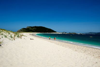 Largo arenal de la playa de Rodas, en las islas Cies, Vigo (Galicia).