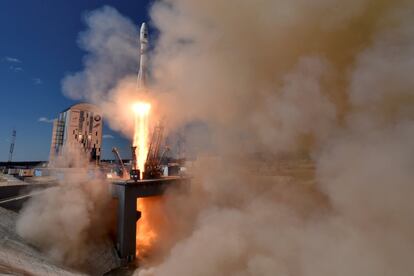 Lanzamiento del cohete ruso Soyuz 2 de la plataforma de lanzamiento en el cosmódromo de Vostochny.