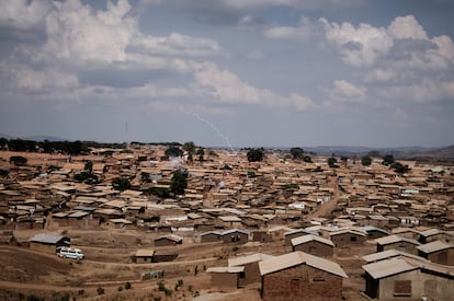 Un bote de gas lacrimógeno impacta en las casas del campo de refugiados de Dzaleka, el 22 de noviembre de 2022.