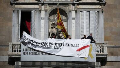 El presidente de la Generalitat, Quim Torra, cambia la pancarta con el lazo amarillo que lucía en el Palau de la Generalitat por otra con el lema