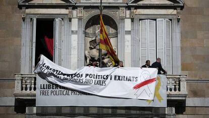 El presidente de la Generalitat, Quim Torra, cambia la pancarta con el lazo amarillo que lucía en el Palau de la Generalitat por otra con el lema 