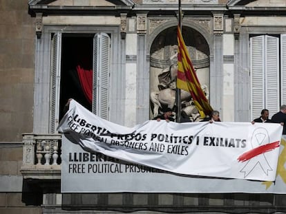 El presidente de la Generalitat, Quim Torra, cambia la pancarta con el lazo amarillo que lucía en el Palau de la Generalitat por otra con el lema 