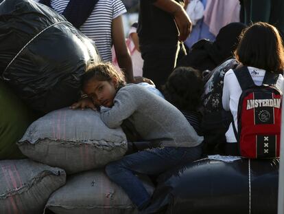 Una niña descansa a su llegada al puerto de Thessaloniki, Grecia. 