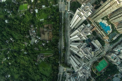 Vistas aéreas tomadas por el fotógrafo Lam Yik Fei que muestran el contraste entre el urbanismo y las zonas verdes de Hong Kong que, aunque es una de las metrópolis con más densidad de población del mundo, tiene el 40% de su superficie ocupada por parques y reservas naturales. En la imagen, la zona agrícola de Ma Shi Po contrasta con los edificios de nueva construcción en la parte noreste de Fanling, Hong Kong. 9 de julio de 2014.