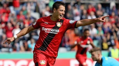 Chicharito durante un partido con el Bayer Leverkusen