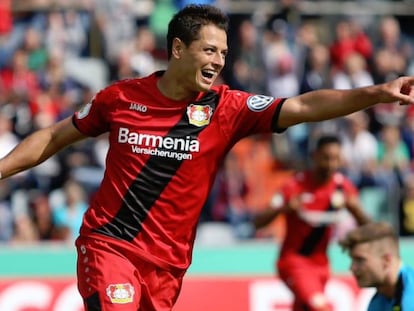 Chicharito durante un partido con el Bayer Leverkusen