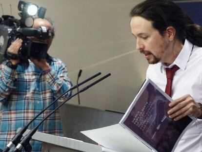 El secretario general de Podemos, Pablo Iglesias, durante la presentaci&oacute;n, hoy en el Congreso, de su oferta de programa de gobierno de coalici&oacute;n.