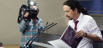 El secretario general de Podemos, Pablo Iglesias, durante la presentaci&oacute;n, hoy en el Congreso, de su oferta de programa de gobierno de coalici&oacute;n.