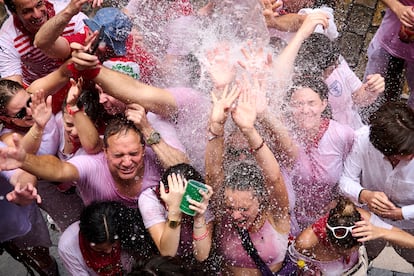 Asistentes celebran en la Plaza Consistorial de Pamplona el chupinazo.
