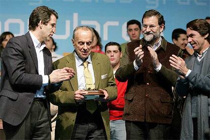 Alberto Núñez Feijóo, Manuel Fraga, Mariano Rajoy y José María Aznar, en el homenaje de despedida a Fraga.