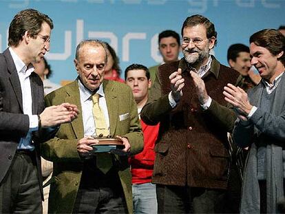 Alberto Núñez Feijóo, Manuel Fraga, Mariano Rajoy y José María Aznar, en el homenaje de despedida a Fraga.