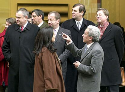 El ministro español de Trabajo (en primer término) conversa con sus colegas de la UE en su reunión de Burgos.