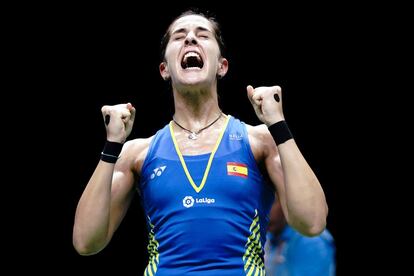 Carolina Marín celebra su victoria después de ganar a la jugadora indi Sindhu Pusarla.