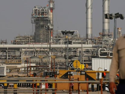 Un empleado observa una instalación petrolera de Saudi Aramco en Abqaiq, Arabia Saudi. REUTERS