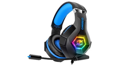 Auriculares con micrófono estilo gaming que cuenta con iluminación RGB.