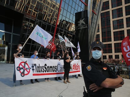 Concentración contra el ERE de CaixaBank en Plaza de Castilla de Madrid, el pasado 20 de mayo.