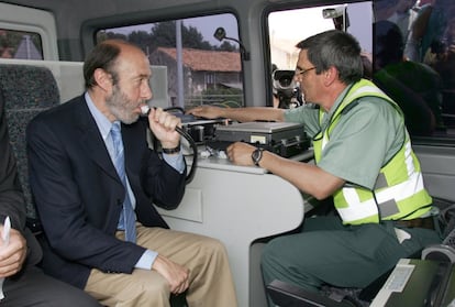 Alfredo Pérez Rubalcaba pasa un control de alcoholemia ante la Guardia Civil de Tráfico, el día de entrada en vigor del carné de conducir por puntos, en Gajano (Cantabria), el 1 de julio de 2006. Para el entonces ministro del Interior la Seguridad Vial fue una prioridad.