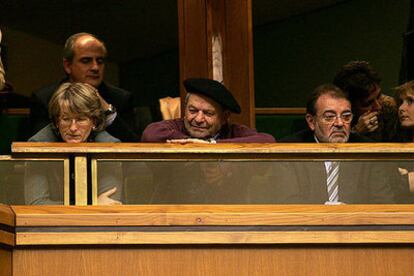 La madre y el padre de Ibarretxe (centro), en el Parlamento vasco.