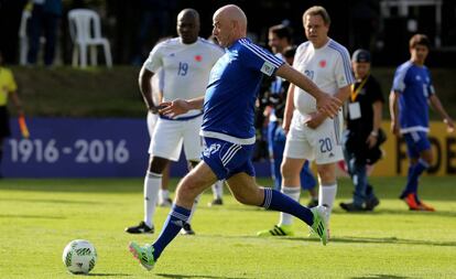 Gianni Infantino jugó un partido de fútbol en Bogotá tras anunciar su idea de ampliar el Mundial a 48 equipos.
