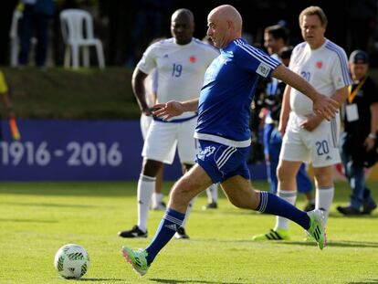 Gianni Infantino jug&oacute; un partido de f&uacute;tbol en Bogot&aacute; tras anunciar su idea de ampliar el Mundial a 48 equipos.