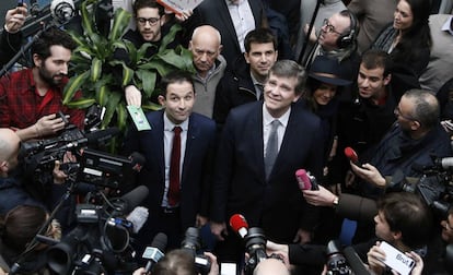 El Exministro de Educaci&oacute;n franc&eacute;s y candidato a las primarias socialistas, Beno&icirc;t Hamon (i) y el Exministro de Econom&iacute;a Arnaud Montebourg este viernes.