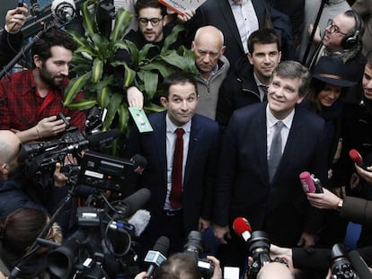 El Exministro de Educaci&oacute;n franc&eacute;s y candidato a las primarias socialistas, Beno&icirc;t Hamon (i) y el Exministro de Econom&iacute;a Arnaud Montebourg este viernes.