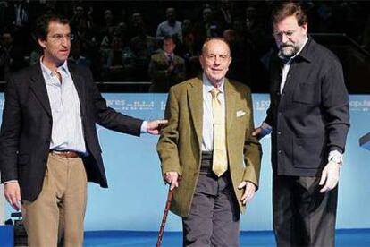 Alberto Núñez Feijoo, Manuel Fraga y Mariano Rajoy, en la clausura del congreso del PP gallego.
