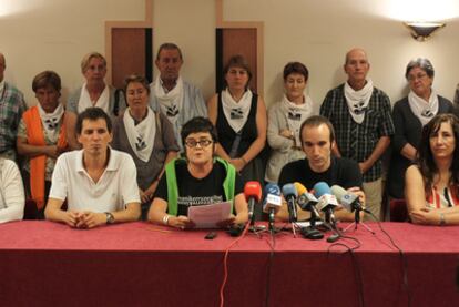 Miembros de Alternatiba, ANV y el sindicato Ehne comparecen ante la prensa ayer en San Sebastián. Detrás, representantes de Etxerat.