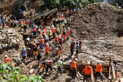 Los rescatistas continúan su búsqueda de los mineros desaparecidos en un deslizamiento de tierra causado por el tifón Mangkhut, en un campamento minero de pequeña escala en Itogon.